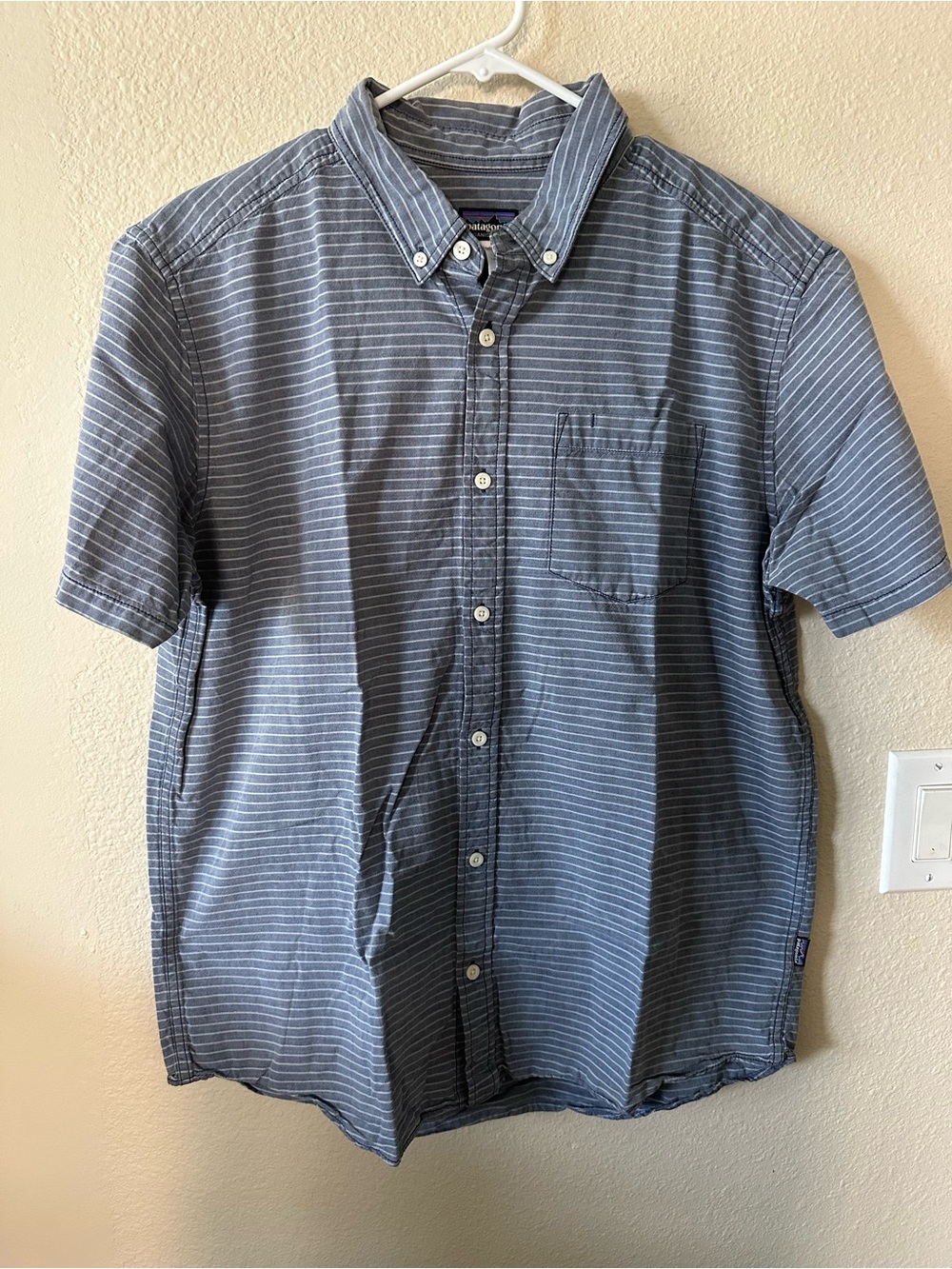 Patagonia Men's Short-Sleeve Button-Down Stripe Shirt - Navy/White size L/NWOT
